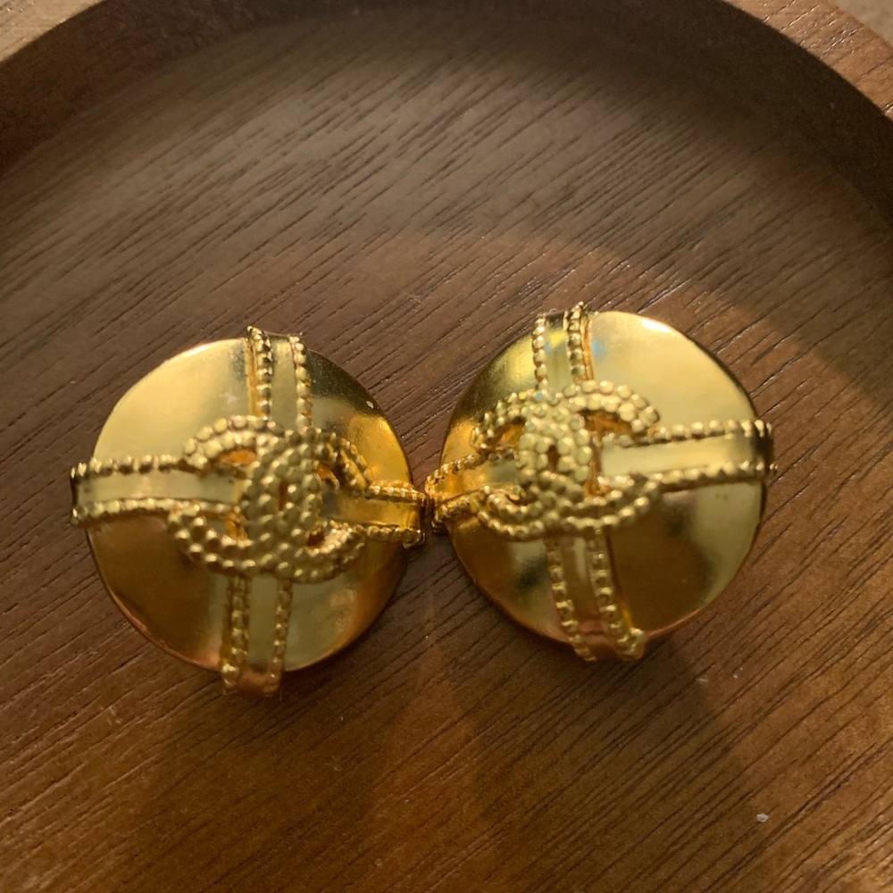 CHANEL Shiny Gold Clip on earrings